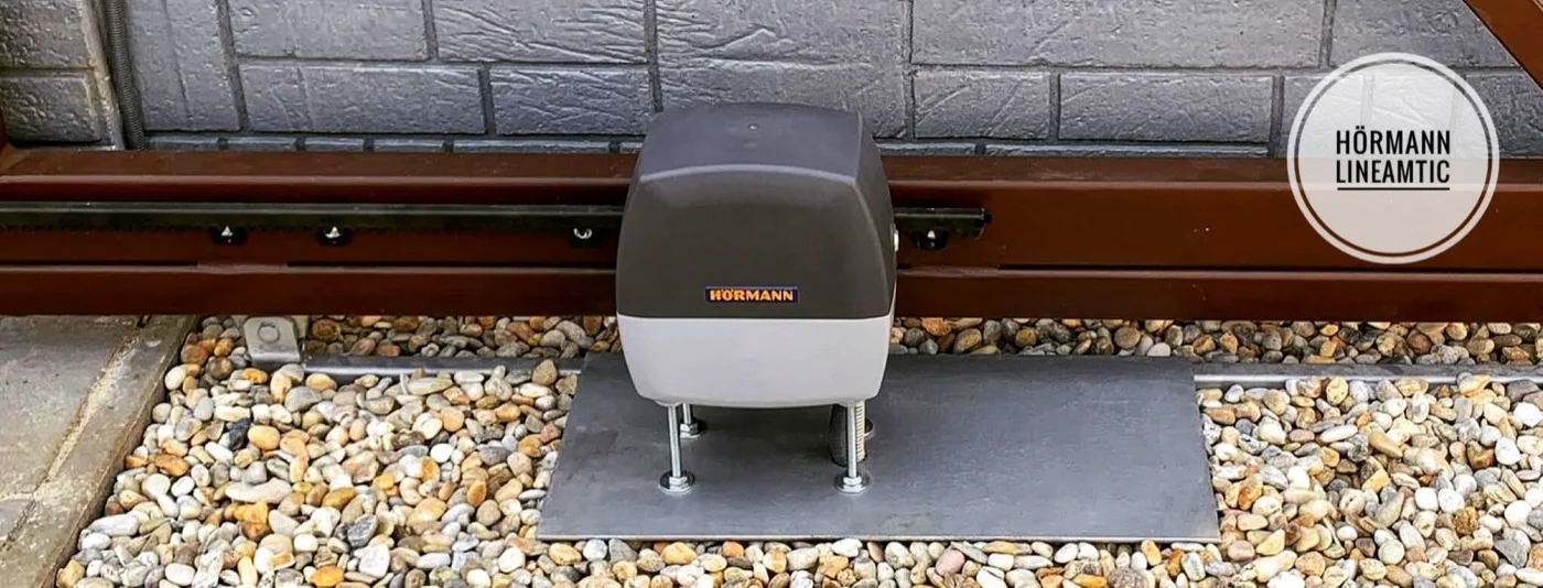 Pohon Hörmann LineaMatic namontovaný na posuvnej bráne