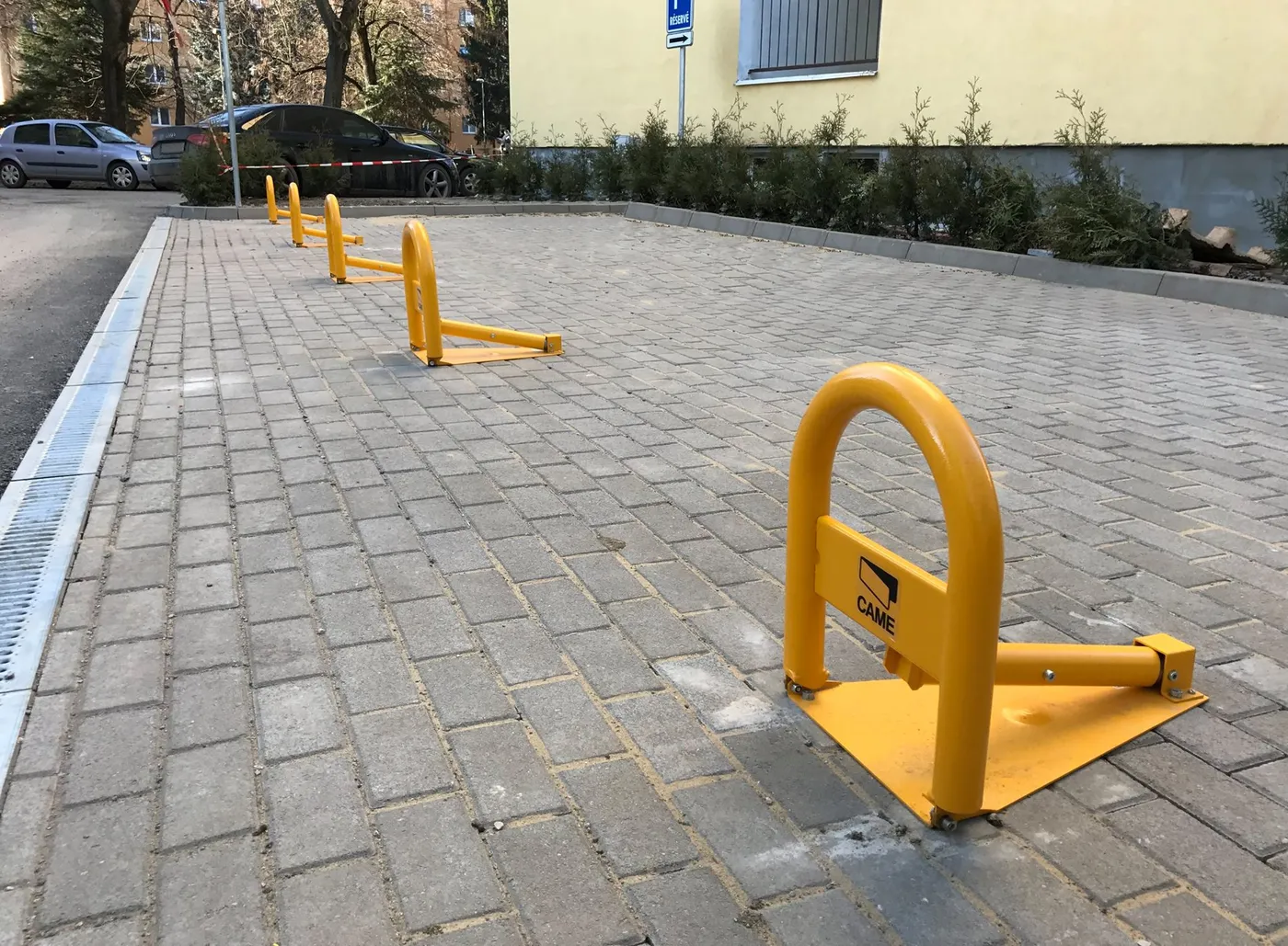 Parkovacie zábrany Came UNIPARK nainštalované na parkovisku bytového domu v Košiciach